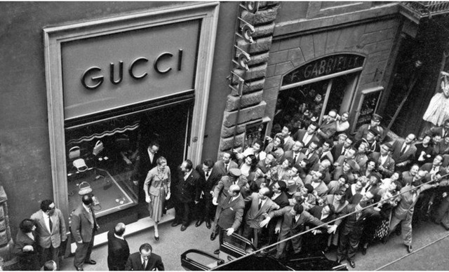 &Eta; Gucci &delta;ί&nu;&epsilon;&iota; &nu;έ&alpha; &pi;&nu;&omicron;ή &sigma;&tau;&eta;&nu; Kering: &Tau;&alpha; &pi;&rho;ώ&tau;&alpha; &sigma;&eta;&mu;ά&delta;&iota;&alpha; &epsilon;&pi;&iota;&sigma;&tau;&rho;&omicron;&phi;ή&sigmaf; &sigma;&tau;&eta;&nu; &kappa;&omicron;&rho;&upsilon;&phi;ή