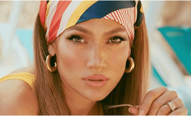 &Alpha;&upsilon;&tau;ό &tau;&omicron; stylish scarf-dress &tau;&eta;&sigmaf; Jennifer Lopez &tau;&omicron; &zeta;&eta;&lambda;έ&psi;&alpha;&mu;&epsilon; ό&lambda;&epsilon;&sigmaf;