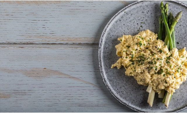 &Eta; &pi;&iota;&omicron; &nu;ό&sigma;&tau;&iota;&mu;&eta; &sigma;&upsilon;&nu;&tau;&alpha;&gamma;ή &gamma;&iota;&alpha; scrambled eggs &mu;&epsilon; &sigma;&pi;&alpha;&rho;ά&gamma;&gamma;&iota;&alpha;