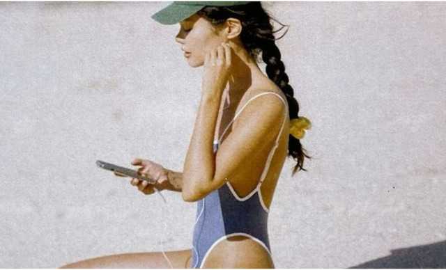 One-piece swimsuits: &Eta; &alpha;&pi;ό&lambda;&upsilon;&tau;&eta; &tau;ά&sigma;&eta; &pi;&omicron;&upsilon; &kappa;&upsilon;&rho;&iota;&alpha;&rho;&chi;&epsilon;ί &kappa;&alpha;&iota; &phi;έ&tau;&omicron;&sigmaf; &sigma;&tau;&iota;&sigmaf; &pi;&alpha;&rho;&alpha;&lambda;ί&epsilon;&sigmaf;