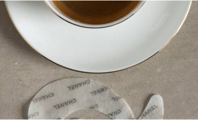 Eye patches: &Tau;&omicron; beauty trend &pi;&omicron;&upsilon; &mu;&epsilon;&tau;&alpha;&tau;&rho;έ&pi;&epsilon;&iota; &tau;&eta;&nu; &pi;&epsilon;&rho;&iota;&pi;&omicron;ί&eta;&sigma;&eta; &tau;&omega;&nu; &mu;&alpha;&tau;&iota;ώ&nu; &sigma;&epsilon; &kappa;&alpha;&theta;&eta;&mu;&epsilon;&rho;&iota;&nu;ή &pi;&omicron;&lambda;&upsilon;&tau;έ&lambda;&epsilon;&iota;&alpha;