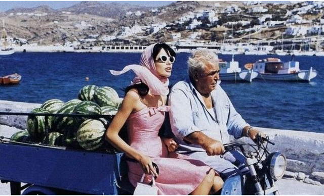 We love vintage: To &pi;&alpha;&rho;&epsilon;&lambda;&theta;ό&nu; &epsilon;ί&nu;&alpha;&iota; &eta; &pi;&iota;&omicron; &sigma;ύ&gamma;&chi;&rho;&omicron;&nu;&eta; &tau;ά&sigma;&eta;
