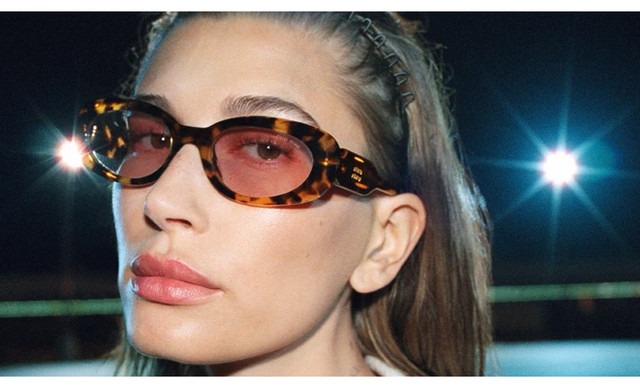 Hailey Bieber x Miu Miu: &Eta; &epsilon;&pi;&iota;&sigma;&tau;&rho;&omicron;&phi;ή &pi;&omicron;&upsilon; &epsilon;&pi;&iota;&beta;&epsilon;&beta;&alpha;&iota;ώ&nu;&epsilon;&iota; &tau;&eta; &theta;έ&sigma;&eta; &tau;&eta;&sigmaf; &sigma;&tau;&eta;&nu; &kappa;&omicron;&rho;&upsilon;&phi;ή &tau;&eta;&sigmaf; &mu;ό&delta;&alpha;&sigmaf; &kappa;&alpha;&iota; &tau;&eta;&sigmaf; &omicron;&mu;&omicron;&rho;&phi;&iota;ά&sigmaf;