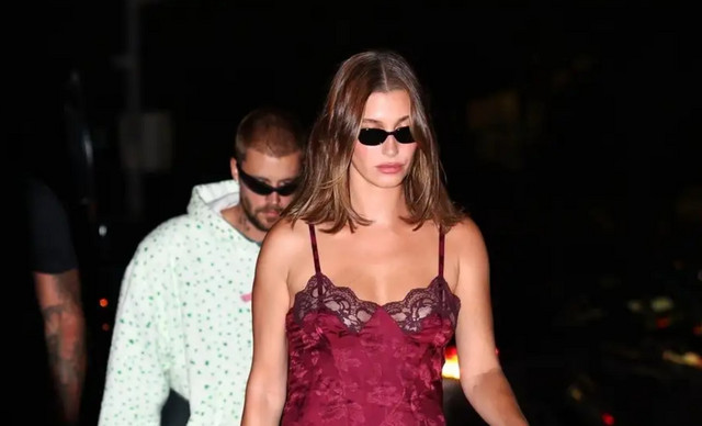 &Eta; Hailey Bieber &alpha;&kappa;&omicron;&lambda;&omicron;ύ&theta;&eta;&sigma;&epsilon; &tau;&eta; &phi;&iota;&lambda;&omicron;&sigma;&omicron;&phi;ί&alpha; &laquo;less is more&raquo; &kappa;&alpha;&iota; &epsilon;&mu;&phi;&alpha;&nu;ί&sigma;&tau;&eta;&kappa;&epsilon; &mu;&epsilon; lingerie dress