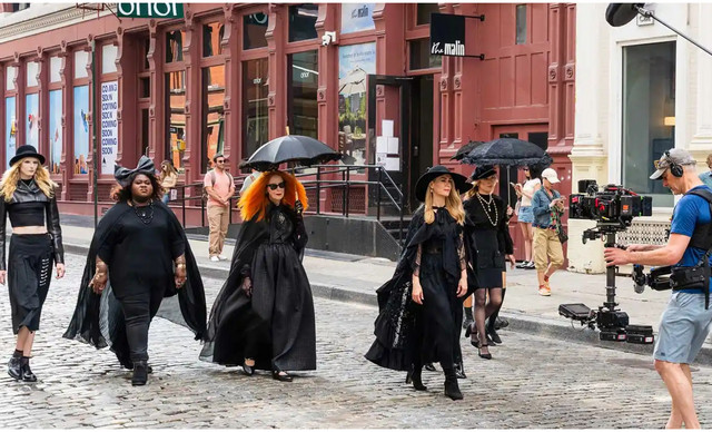 &Tau;&omicron; Coven &epsilon;&pi;&iota;&sigma;&tau;&rho;έ&phi;&epsilon;&iota; &sigma;&tau;&omicron; &ldquo;American Horror Story&rdquo; &mu;&epsilon; Sarah Paulson, Emma Roberts &kappa;&alpha;&iota; Jessica Lange