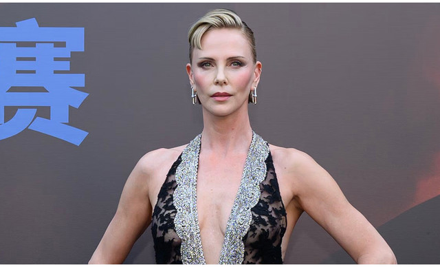 Charlize Theron: Η couture εμφάνιση του οίκου Givenchy που «έκλεψε» τις εντυπώσεις στο Πεκίνο