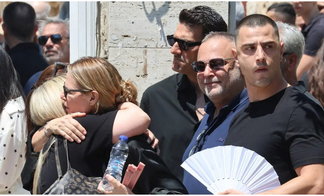 &Lambda;&omicron;&rho;έ&nu;&tau;&zeta;&omicron; &Kappa;&alpha;&rho;&iota;έ&rho;&epsilon;: &Rho;ά&gamma;&iota;&sigma;&epsilon; &kappa;&alpha;&rho;&delta;&iota;έ&sigmaf; &omicron; &gamma;&iota;&omicron;&sigmaf; &tau;&omicron;&upsilon; &sigma;&tau;&omicron;&nu; &epsilon;&pi;&iota;&kappa;ή&delta;&epsilon;&iota;&omicron; &ndash; &laquo;&Mu;&omicron;&upsilon; &epsilon;ί&chi;&epsilon;&sigmaf; &upsilon;&pi;&omicron;&sigma;&chi;&epsilon;&theta;&epsilon;ί ό&tau;&iota; &theta;&alpha; &kappa;&alpha;&kappa;&omicron;&mu;ά&theta;&epsilon;&iota;&sigmaf; &tau;&alpha; &epsilon;&gamma;&gamma;ό&nu;&iota;&alpha; &sigma;&omicron;&upsilon;&raquo;