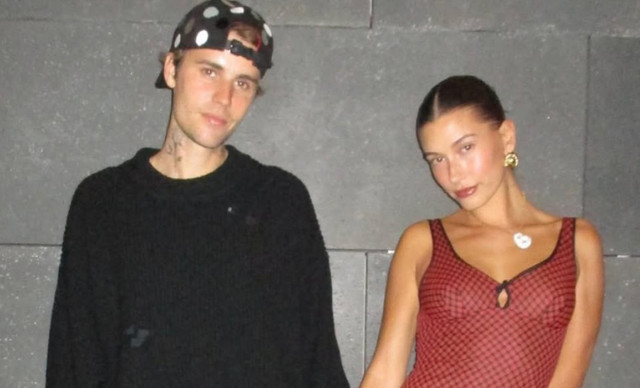 &Eta; Hailey Bieber &mu;&omicron;&iota;&rho;ά&zeta;&epsilon;&tau;&alpha;&iota; &tau;&alpha; &pi;&rho;ώ&tau;&alpha; &sigma;&tau;&iota;&gamma;&mu;&iota;ό&tau;&upsilon;&pi;&alpha; &alpha;&pi;ό &tau;&iota;&sigmaf; &omicron;&iota;&kappa;&omicron;&gamma;&epsilon;&nu;&epsilon;&iota;&alpha;&kappa;έ&sigmaf; &delta;&iota;&alpha;&kappa;&omicron;&pi;έ&sigmaf; &tau;&eta;&sigmaf; &sigma;&tau;&eta;&nu; &Epsilon;&lambda;&lambda;ά&delta;&alpha;