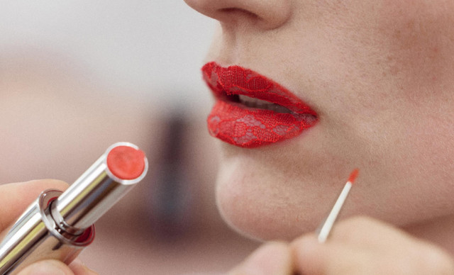 Lace Lips: &Tau;&omicron; beauty trend &pi;&omicron;&upsilon; έ&rho;&chi;&epsilon;&tau;&alpha;&iota; &alpha;&pi;ό &tau;&eta;&nu; &pi;&alpha;&sigma;&alpha;&rho;έ&lambda;&alpha; &tau;&omicron;&upsilon; Jean Paul Gaultier