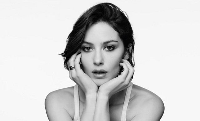 Gracie Abrams: &Eta; &nu;έ&alpha; &mu;&omicron;ύ&sigma;&alpha; &tau;&omicron;&upsilon; Coco Mademoiselle Crush Absolu &tau;&eta;&sigmaf; Chanel