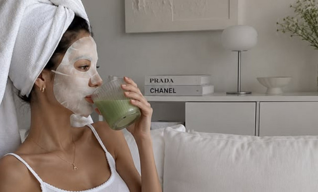Okra Water: &Tau;&iota; &epsilon;ί&nu;&alpha;&iota; &kappa;&alpha;&iota; &gamma;&iota;&alpha;&tau;ί έ&chi;&epsilon;&iota; &gamma;ί&nu;&epsilon;&iota; &tau;&omicron; &nu;έ&omicron; wellness trend
