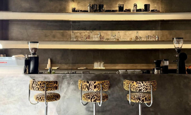 &Omicron; &omicron;ί&kappa;&omicron;&sigmaf; Saint Laurent &alpha;&nu;&omicron;ί&gamma;&epsilon;&iota; &tau;&omicron; &pi;&rho;ώ&tau;&omicron; &tau;&omicron;&upsilon; caf&eacute; &sigma;&tau;&omicron; &Pi;&alpha;&rho;ί&sigma;&iota; &kappa;&alpha;&iota; &alpha;&pi;&omicron;&delta;&epsilon;&iota;&kappa;&nu;ύ&epsilon;&iota; ό&tau;&iota; &tau;&omicron; luxury &epsilon;ί&nu;&alpha;&iota; &epsilon;&mu;&pi;&epsilon;&iota;&rho;ί&alpha;