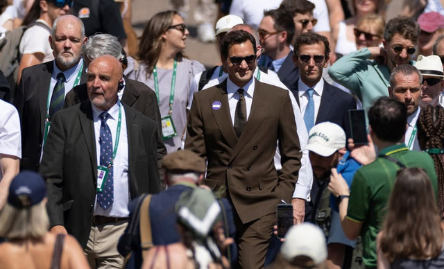 &Eta; &epsilon;&pi;&iota;&sigma;&tau;&rho;&omicron;&phi;ή &tau;&omicron;&upsilon; Federer &sigma;&tau;&omicron; Wimbledon &epsilon;&pi;&iota;&beta;&epsilon;&beta;&alpha;ί&omega;&sigma;&epsilon; &gamma;&iota;&alpha;&tau;ί &pi;&alpha;&rho;&alpha;&mu;έ&nu;&epsilon;&iota; &tau;&omicron; &alpha;&pi;ό&lambda;&upsilon;&tau;&omicron; style icon &tau;&omicron;&upsilon; &tau;έ&nu;&iota;&sigmaf;