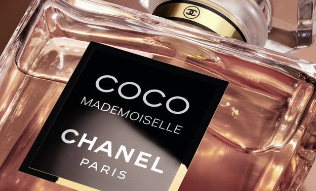 CHANEL COCO MADEMOISELLE Crush Absolu: &Tau;&omicron; &nu;έ&omicron; ά&rho;&omega;&mu;&alpha; &pi;&omicron;&upsilon; &mu;&alpha;&gamma;&nu;&eta;&tau;ί&zeta;&epsilon;&iota; &alpha;&pi;ό &tau;&eta;&nu; &pi;&rho;ώ&tau;&eta; &sigma;&tau;&iota;&gamma;&mu;ή