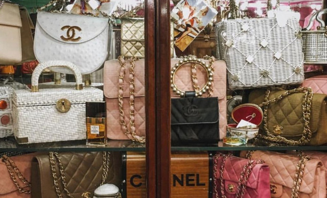 Dior &kappa;&alpha;&iota; Chanel &alpha;&lambda;&lambda;ά&zeta;&omicron;&upsilon;&nu; &sigma;&tau;&rho;&alpha;&tau;&eta;&gamma;&iota;&kappa;ή: &Eta; &nu;έ&alpha; &mu;ά&chi;&eta; &tau;o&upsilon; luxury &delta;&epsilon;&nu; &epsilon;ί&nu;&alpha;&iota; &omicron;&iota; &pi;&iota;&omicron; &alpha;&kappa;&rho;&iota;&beta;έ&sigmaf; &tau;&sigma;ά&nu;&tau;&epsilon;&sigmaf;, &alpha;&lambda;&lambda;ά &omicron;&iota; &pi;&iota;&omicron;&hellip; &pi;&rho;&omicron;&sigma;&iota;&tau;έ&sigmaf;
