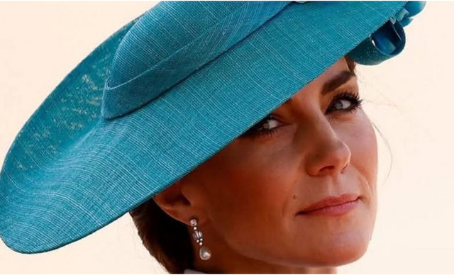 Kate Middleton: &Alpha;&pi;έ&delta;&epsilon;&iota;&xi;&epsilon; &gamma;&iota;&alpha;&tau;ί &pi;&alpha;&rho;&alpha;&mu;έ&nu;&epsilon;&iota; έ&nu;&alpha; &alpha;&pi;ό &tau;&alpha; &pi;&iota;&omicron; &alpha;&gamma;&alpha;&pi;&eta;&tau;ά &pi;&rho;ό&sigma;&omega;&pi;&alpha; &tau;&eta;&sigmaf; &beta;&alpha;&sigma;&iota;&lambda;&iota;&kappa;ή&sigmaf; &omicron;&iota;&kappa;&omicron;&gamma;έ&nu;&epsilon;&iota;&alpha;&sigmaf; (&Phi;&Omega;&Tau;&Omicron;)