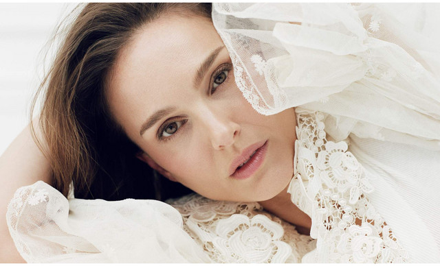 Natalie&nbsp;Portman: &Eta; &tau;&rho;&upsilon;&phi;&epsilon;&rho;ή &phi;&omega;&tau;&omicron;&gamma;&rho;&alpha;&phi;ί&alpha; &mu;&epsilon; &phi;&omicron;&upsilon;&sigma;&kappa;&omega;&mu;έ&nu;&eta; &kappa;&omicron;&iota;&lambda;&iota;ά &lambda;ί&gamma;&omicron; &pi;&rho;&iota;&nu; &gamma;ί&nu;&epsilon;&iota; &mu;&eta;&tau;έ&rho;&alpha; &gamma;&iota;&alpha; &tau;&rho;ί&tau;&eta; &phi;&omicron;&rho;ά