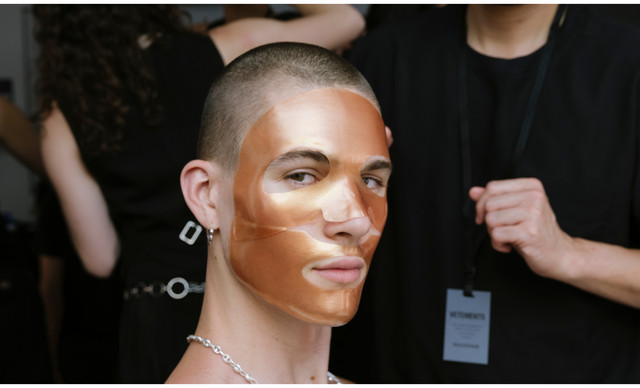 &Omicron; Augustinus Bader &sigma;&upsilon;&nu;&epsilon;&rho;&gamma;ά&zeta;&epsilon;&tau;&alpha;&iota; &mu;&epsilon; &tau;&omicron;&nu; &Omicron;ί&kappa;&omicron; &Mu;ό&delta;&alpha;&sigmaf; VETEMENTS &gamma;&iota;&alpha; &tau;&eta;&nu; &pi;&epsilon;&rho;&iota;&pi;&omicron;ί&eta;&sigma;&eta; &tau;&eta;&sigmaf; &epsilon;&pi;&iota;&delta;&epsilon;&rho;&mu;ί&delta;&alpha;&sigmaf;