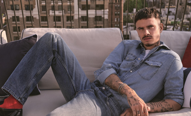 &Eta; Tommy Hilfiger &pi;&rho;&omicron;&sigma;&kappa;&alpha;&lambda;&epsilon;ί &tau;&omicron;&upsilon;&sigmaf; &lambda;ά&tau;&rho;&epsilon;&iota;&sigmaf; &tau;&omicron;&upsilon; denim &sigma;&tau;&omicron;&nu; &kappa;ό&sigma;&mu;&omicron; &tau;&omicron;&upsilon; Romeo Beckham