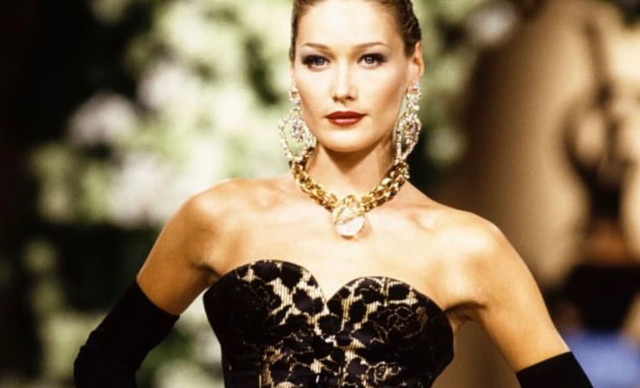 H Carla Bruni &gamma;ύ&rho;&iota;&sigma;&epsilon; &tau;&omicron;&nu; &chi;&rho;ό&nu;&omicron; &pi;ί&sigma;&omega; &sigma;&tau;&omicron;&nu; Yves Saint Laurent &mu;&epsilon; throwback &sigma;&tau;&iota;&gamma;&mu;&iota;ό&tau;&upsilon;&pi;&alpha; &alpha;&pi;ό &tau;&iota;&sigmaf; &epsilon;&mu;&phi;&alpha;&nu;ί&sigma;&epsilon;&iota;&sigmaf; &tau;&eta;&sigmaf; &sigma;&tau;&iota;&sigmaf; &pi;&alpha;&sigma;&alpha;&rho;έ&lambda;&epsilon;&sigmaf;