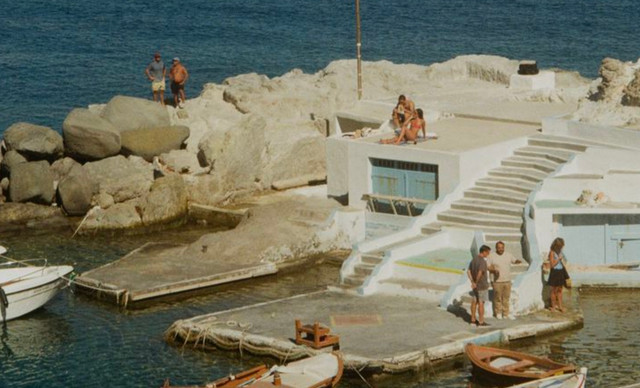 &Gamma;&iota;&alpha;&tau;ί &lambda;έ&gamma;&omicron;&nu;&tau;&alpha;&iota; έ&tau;&sigma;&iota;; &Eta; &iota;&sigma;&tau;&omicron;&rho;ί&alpha; &pi;ί&sigma;&omega; &alpha;&pi;ό &tau;&alpha; &omicron;&nu;ό&mu;&alpha;&tau;&alpha; &tau;&omega;&nu; &epsilon;&lambda;&lambda;&eta;&nu;&iota;&kappa;ώ&nu; &nu;&eta;&sigma;&iota;ώ&nu; &pi;&omicron;&upsilon; ί&sigma;&omega;&sigmaf; &delta;&epsilon;&nu; &gamma;&nu;ώ&rho;&iota;&zeta;&epsilon;&sigmaf;