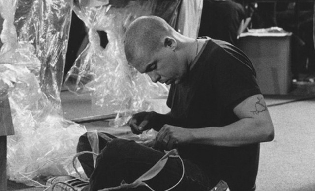 Alexander McQueen: &Eta; &iota;&delta;&iota;&omicron;&phi;&upsilon;ΐ&alpha; &pi;&omicron;&upsilon; ά&lambda;&lambda;&alpha;&xi;&epsilon; &gamma;&iota;&alpha; &pi;ά&nu;&tau;&alpha; &tau;&eta; &mu;ό&delta;&alpha;