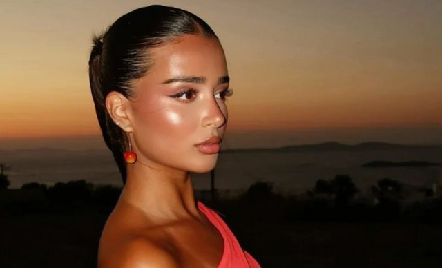 Sun-kissed beauty: &Eta; &kappa;&alpha;&lambda;&omicron;&kappa;&alpha;&iota;&rho;&iota;&nu;ή &lambda;ά&mu;&psi;&eta; &pi;&omicron;&upsilon; &delta;&epsilon;&nu; &chi;&rho;&epsilon;&iota;ά&zeta;&epsilon;&tau;&alpha;&iota; ή&lambda;&iota;&omicron;