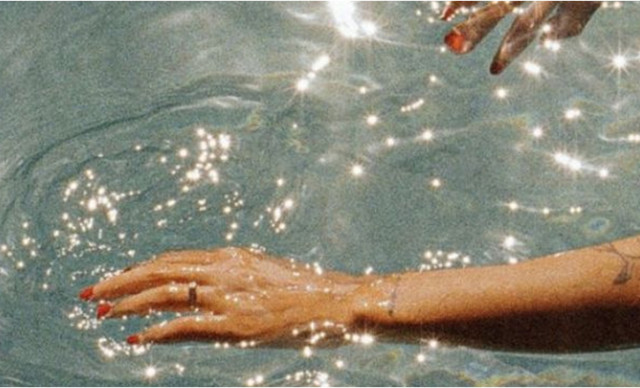 Body Shimmer: &Tau;&omicron; &kappa;&alpha;&lambda;&omicron;&kappa;&alpha;&iota;&rho;&iota;&nu;ό glow &pi;&omicron;&upsilon; &theta;έ&lambda;&epsilon;&iota; &tau;&omicron; &delta;έ&rho;&mu;&alpha; &sigma;&omicron;&upsilon;