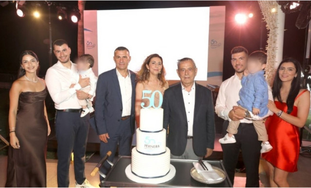 Pernera Beach Hotel: &Omicron;&iota; &lambda;&alpha;&mu;&pi;&epsilon;&rho;έ&sigmaf; &pi;&alpha;&rho;&omicron;&upsilon;&sigma;ί&epsilon;&sigmaf; &gamma;&iota;&alpha; &tau;&alpha; 50 &chi;&rho;ό&nu;&iota;&alpha; &zeta;&omega;ή&sigmaf; &kappa;&alpha;&iota; &pi;&alpha;&rho;&omicron;&upsilon;&sigma;ί&alpha;&sigmaf; &sigma;&tau;&omicron;&nu; &kappa;&upsilon;&pi;&rho;&iota;&alpha;&kappa;ό &tau;&omicron;&upsilon;&rho;&iota;&sigma;&mu;ό