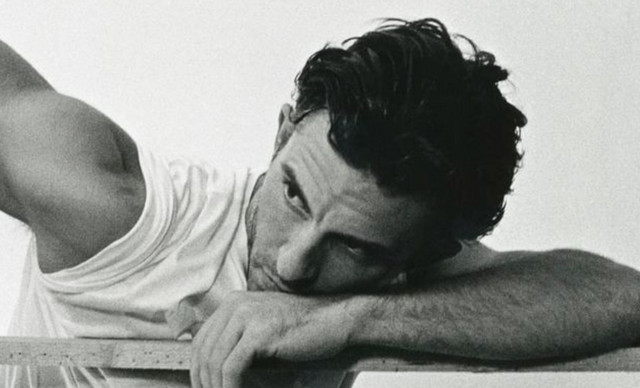 Jonathan Bailey: &Tau;&omicron; &nu;έ&omicron; &pi;&rho;ό&sigma;&omega;&pi;&omicron; &tau;&omicron;&upsilon; Giorgio Armani &kappa;&alpha;&iota; &eta; &xi;&epsilon;&chi;&omega;&rho;&iota;&sigma;&tau;ή &iota;&sigma;&tau;&omicron;&rho;ί&alpha; &pi;ί&sigma;&omega; &alpha;&pi;ό &tau;&omicron; &laquo;I Will&raquo;