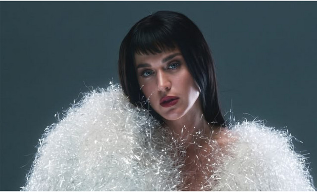Katy Perry: T&alpha; &nu;έ&alpha; &sigma;&tau;&iota;&gamma;&mu;&iota;ό&tau;&upsilon;&pi;&alpha; &alpha;&pi;ό &tau;&omicron; &pi;&rho;ό&sigma;&phi;&alpha;&tau;&omicron; &tau;&alpha;&xi;ί&delta;&iota; &tau;&eta;&sigmaf; &sigma;&tau;&omicron; &laquo;&nu;&eta;&sigma;ί &tau;&omega;&nu; &Alpha;&nu;έ&mu;&omega;&nu;&raquo;