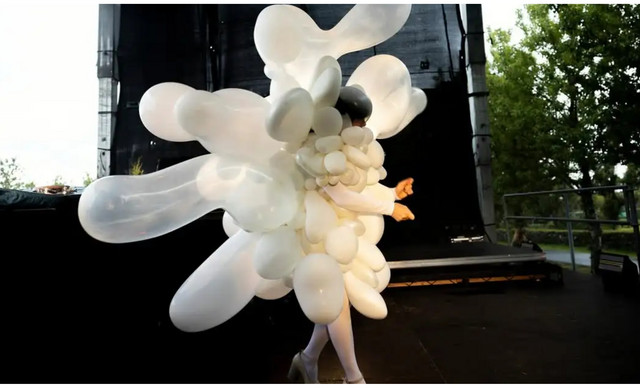 Björk: Εμφανίστηκε με φόρεμα-γλυπτό από λευκά μπαλόνια