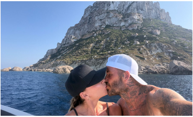 David Beckham: &Eta; &omicron;&iota;&kappa;&omicron;&gamma;&epsilon;&nu;&epsilon;&iota;&alpha;&kappa;ή &alpha;&pi;ό&delta;&rho;&alpha;&sigma;&eta; &sigma;&tau;&eta; &Mu;&epsilon;&sigma;ό&gamma;&epsilon;&iota;&omicron; &ndash; &Tau;&omicron; &phi;&iota;&lambda;ί &sigma;&tau;&eta; Victoria &kappa;&alpha;&iota; &eta; &sigma;&upsilon;&nu;ά&nu;&tau;&eta;&sigma;&eta; &mu;&epsilon; &tau;&omicron;&nu; Ronaldo