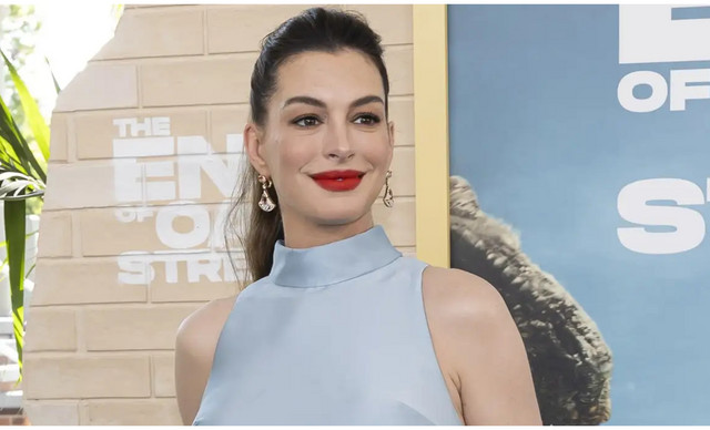 Anne Hathaway: &Tau;&omicron; &alpha;&nu;&alpha;&tau;&rho;&epsilon;&pi;&tau;&iota;&kappa;ό maternity look &pi;&omicron;&upsilon; &laquo;έ&kappa;&lambda;&epsilon;&psi;&epsilon;&raquo; &tau;&iota;&sigmaf; &epsilon;&nu;&tau;&upsilon;&pi;ώ&sigma;&epsilon;&iota;&sigmaf; &sigma;&tau;&omicron; red carpet