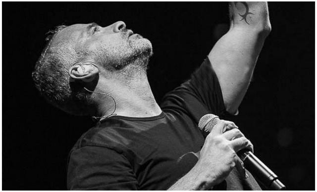 Eros Ramazzotti: &Sigma;&tau;&omicron; &chi;&epsilon;&iota;&rho;&omicron;&upsilon;&rho;&gamma;&epsilon;ί&omicron; &gamma;&iota;&alpha; &tau;&iota;&sigmaf; &phi;&omega;&nu;&eta;&tau;&iota;&kappa;έ&sigmaf; &tau;&omicron;&upsilon; &chi;&omicron;&rho;&delta;έ&sigmaf;