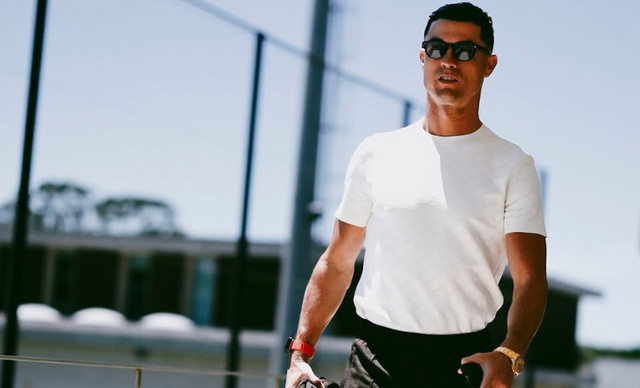 Cristiano Ronaldo: &Mu;&alpha;&sigmaf; &alpha;&nu;&omicron;ί&gamma;&epsilon;&iota; &tau;&omicron; &gamma;&kappa;&alpha;&rho;ά&zeta; &tau;&omicron;&upsilon; &kappa;&alpha;&iota; &alpha;&pi;&omicron;&kappa;&alpha;&lambda;ύ&pi;&tau;&epsilon;&iota; &tau;&alpha; &laquo;&pi;&alpha;&iota;&chi;&nu;ί&delta;&iota;&alpha;&raquo; &alpha;&xi;ί&alpha;&sigmaf; &delta;&epsilon;&kappa;ά&delta;&omega;&nu; &epsilon;&kappa;&alpha;&tau;&omicron;&mu;&mu;&upsilon;&rho;ί&omega;&nu;