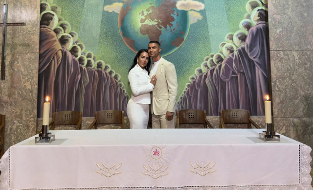 Cristiano Ronaldo Georgina Rodr&iacute;guez: &Gamma;&iota;&alpha;&tau;ί &pi;&alpha;&nu;&tau;&rho;&epsilon;ύ&tau;&eta;&kappa;&alpha;&nu; &sigma;&tau;&omicron; &am