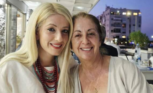 &Alpha;&nu;&nu;ί&tau;&alpha; &Delta;&eta;&mu;&eta;&tau;&rho;ί&omicron;&upsilon;: &Eta; &tau;&rho;&upsilon;&phi;&epsilon;&rho;ή &phi;&omega;&tau;&omicron;&gamma;&rho;&alpha;&phi;ί&alpha; &mu;&epsilon; &tau;&eta; &mu;&eta;&tau;έ&rho;&alpha; &tau;&eta;&sigmaf; &kappa;&alpha;&iota; &eta; &sigma;&upsilon;&gamma;&kappa;&iota;&nu;&eta;&tau;&iota;&kappa;ή &epsilon;&upsilon;&chi;ή