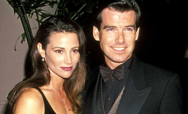 Keely Shaye Brosnan: Έ&mu;&omicron;&iota;&alpha;&zeta;&epsilon; &mu;&epsilon; Bond Girl &sigma;&tau;&eta; &phi;&omega;&tau;&omicron;&gamma;&rho;&alpha;&phi;ί&alpha; &mu;&epsilon; &tau;&omicron;&nu; Pierce &gamma;&iota;&alpha; &tau;&eta;&nu; 25&eta; &epsilon;&pi;έ&tau;&epsilon;&iota;ό &tau;&omicron;&upsilon;&sigmaf;