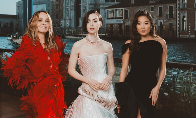 &laquo;Emily in Paris&raquo;: &Eta; 6&eta; &kappa;&alpha;&iota; &tau;&epsilon;&lambda;&epsilon;&upsilon;&tau;&alpha;ί&alpha; &sigma;&epsilon;&zeta;ό&nu; &mu;&alpha;&sigmaf; &tau;&alpha;&xi;&iota;&delta;&epsilon;ύ&epsilon;&iota; &sigma;&tau;&eta;&nu; &Epsilon;&lambda;&lambda;ά&delta;&alpha;