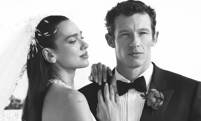 Dua Lipa &kappa;&alpha;&iota; Callum Turner: &Eta; &pi;&rho;ώ&tau;&eta; &tau;&omicron;&upsilon;&sigmaf; &epsilon;&mu;&phi;ά&nu;&iota;&sigma;&eta; &sigma;&tau;&omicron; &kappa;ό&kappa;&kappa;&iota;&nu;&omicron; &chi;&alpha;&lambda;ί &omega;&sigmaf; &pi;&alpha;&nu;&tau;&rho;&epsilon;&mu;έ&nu;&omicron; &zeta;&epsilon;&upsilon;&gamma;ά&rho;&iota;