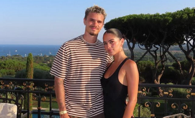 Romeo Beckham &kappa;&alpha;&iota; Kim Turnbull &epsilon;&rho;&omega;&tau;&epsilon;&upsilon;&mu;έ&nu;&omicron;&iota; &sigma;&tau;&eta; &Mu;ύ&kappa;&omicron;&nu;&omicron;