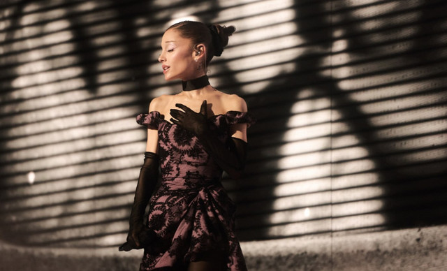 &Eta; Ariana Grande &alpha;&pi;&omicron;&sigma;ύ&rho;&epsilon;&tau;&alpha;&iota; &pi;&rho;&omicron;&sigma;&omega;&rho;&iota;&nu;ά &alpha;&pi;ό &tau;&alpha; &phi;ώ&tau;&alpha; &tau;&eta;&sigmaf; &delta;&eta;&mu;&omicron;&sigma;&iota;ό&tau;&eta;&tau;&alpha;&sigmaf;