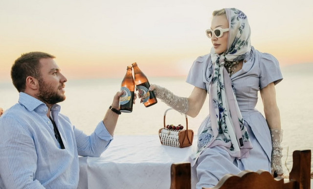 &Eta; Madonna &pi;ί&nu;&epsilon;&iota; &epsilon;&lambda;&lambda;&eta;&nu;&iota;&kappa;ή &mu;&pi;ύ&rho;&alpha; &sigma;&tau;&eta;&nu; &Pi;ά&tau;&mu;&omicron; &kappa;&alpha;&iota; &gamma;ί&nu;&epsilon;&tau;&alpha;&iota; viral
