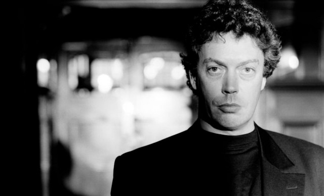 Tim Curry: Έ&phi;&upsilon;&gamma;&epsilon; &alpha;&pi;ό &tau;&eta; &zeta;&omega;ή &sigma;&tau;&alpha; 80 &tau;&omicron;&upsilon; &omicron; &eta;&theta;&omicron;&pi;&omicron;&iota;ό&sigmaf; &pi;&omicron;&upsilon; έ&kappa;&alpha;&nu;&epsilon; &tau;&omicron; &laquo;&delta;&iota;&alpha;&phi;&omicron;&rho;&epsilon;&tau;&iota;&kappa;ό&raquo; &epsilon;&mu;&beta;&lambda;&eta;&mu;&alpha;&tau;&iota;&kappa;ό