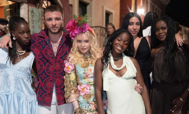 Madonna: &Chi;ό&rho;&epsilon;&psi;&epsilon; &mu;&epsilon; &nu;&tau;έ&phi;&iota; &sigma;&tau;&eta;&nu; &Kappa;έ&rho;&kappa;&upsilon;&rho;&alpha; &kappa;&alpha;&iota; έ&sigma;&beta;&eta;&sigma;&epsilon; &tau;&eta;&nu; &tau;&omicron;ύ&rho;&tau;&alpha; &tau;&eta;&sigmaf; &pi;ά&nu;&omega; &sigma;&epsilon; &sigma;&kappa;ά&phi;&omicron;&sigmaf;
