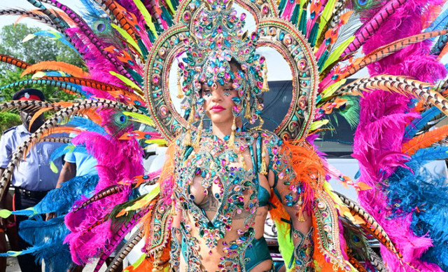 &Eta; Rihanna &epsilon;&pi;έ&sigma;&tau;&rho;&epsilon;&psi;&epsilon; &sigma;&tau;&alpha; &Mu;&pi;&alpha;&rho;&mu;&pi;ά&nu;&tau;&omicron;&sigmaf; &kappa;&alpha;&iota; &mu;&epsilon;&tau;έ&tau;&rho;&epsilon;&psi;&epsilon; &tau;&omicron; Crop Over &sigma;&tau;&eta; &delta;&iota;&kappa;ή &tau;&eta;&sigmaf; &pi;&alpha;&sigma;&alpha;&rho;έ&lambda;&alpha;