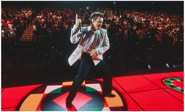 Harry Styles: &Tau;&omicron; &sigma;&upsilon;&gamma;&kappa;&iota;&nu;&eta;&tau;&iota;&kappa;ό &laquo;&alpha;&nu;&tau;ί&omicron;&raquo; &sigma;&tau;&eta; Dolly Parton &alpha;&pi;ό &tau;&eta; &sigma;&kappa;&eta;&nu;ή &tau;&omicron;&upsilon; Madison Square Garden