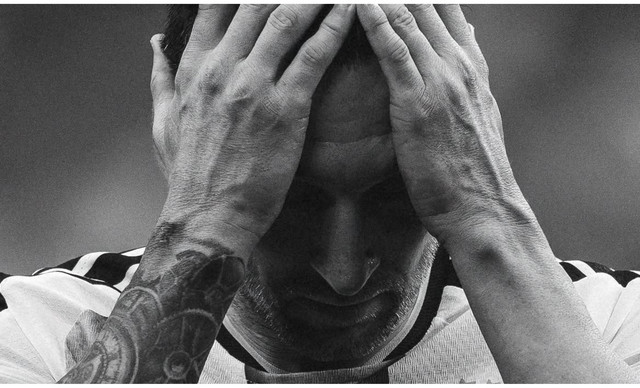 Lionel Messi: &Sigma;&tau;&alpha;&mu;&alpha;&tau;ά &tau;&eta;&nu; &kappa;&alpha;&rho;&iota;έ&rho;&alpha; &tau;&omicron;&upsilon; &epsilon;&pi;΄&alpha;ό&rho;&iota;&sigma;&tau;&omicron;&nu; &mu;&epsilon;&tau;ά &tau;&omicron;&nu; &theta;ά&nu;&alpha;&tau;&omicron; &tau;&omicron;&upsilon; &pi;&alpha;&tau;έ&rho;&alpha; &tau;&omicron;&upsilon;
