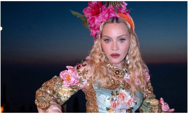 Madonna: &Eta; &Epsilon;&lambda;&lambda;ά&delta;&alpha; &mu;έ&sigma;&alpha; &alpha;&pi;ό &tau;&alpha; &mu;ά&tau;&iota;&alpha; &tau;&eta;&sigmaf; &ndash; &Tau;&omicron; &epsilon;&nu;&tau;&upsilon;&pi;&omega;&sigma;&iota;&alpha;&kappa;ό &beta;ί&nu;&tau;&epsilon;&omicron; &alpha;&pi;ό &tau;&omicron; &tau;&alpha;&xi;ί&delta;&iota; &tau;&eta;&sigmaf;